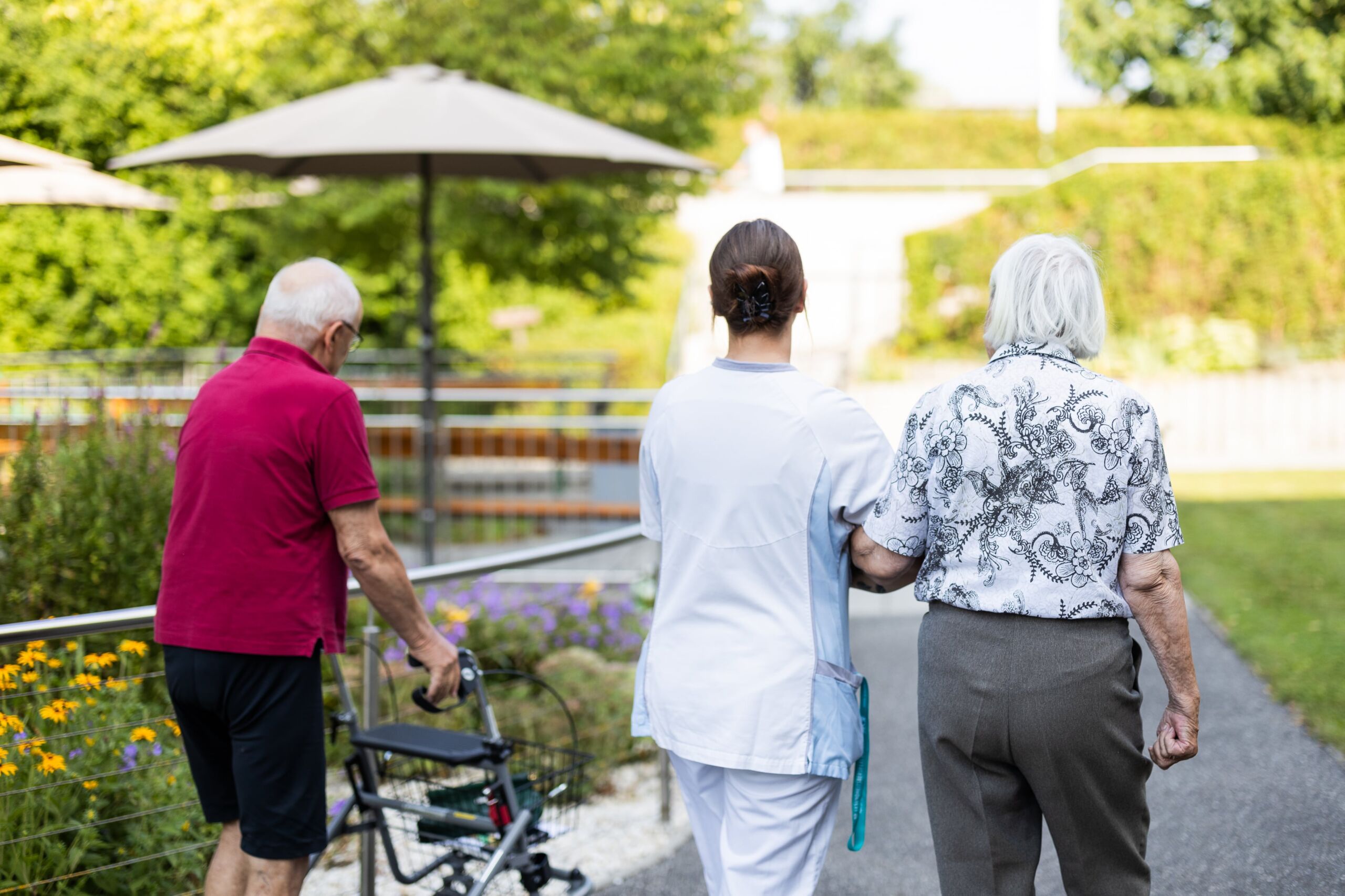 Bewohner und Pflegerin blicken auf Garten