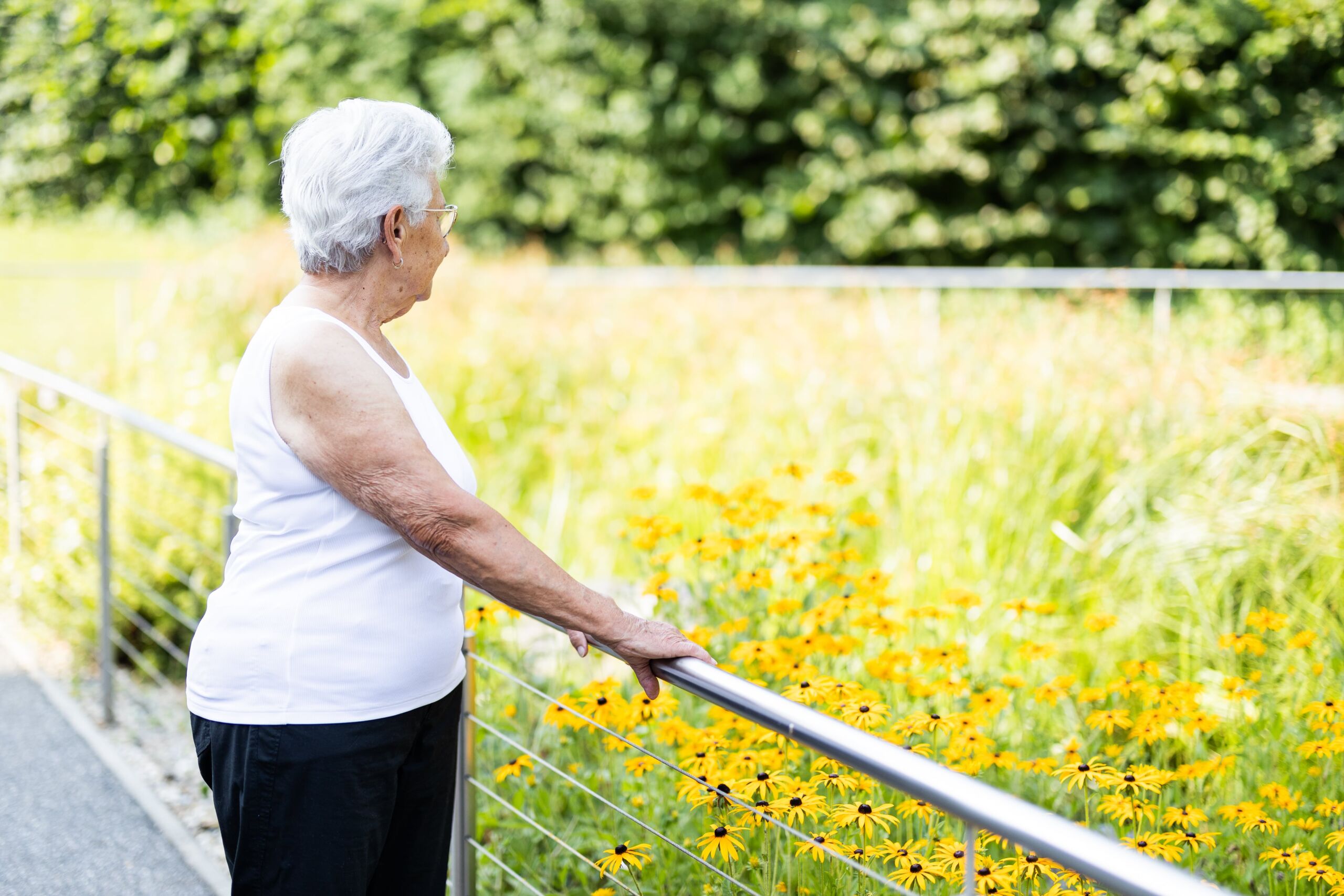 Seniorin blickt auf Garten