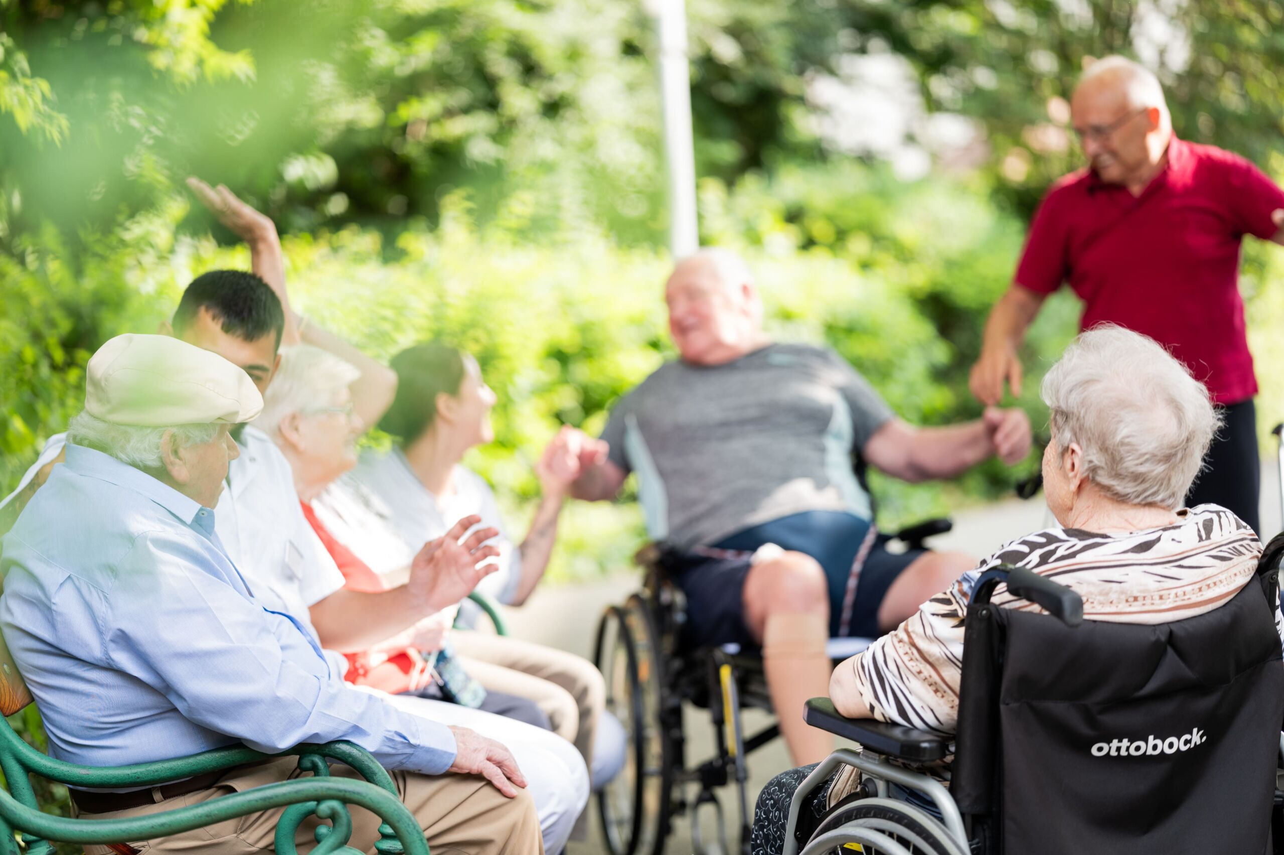 Bewohner:innen treffen sich im Garten